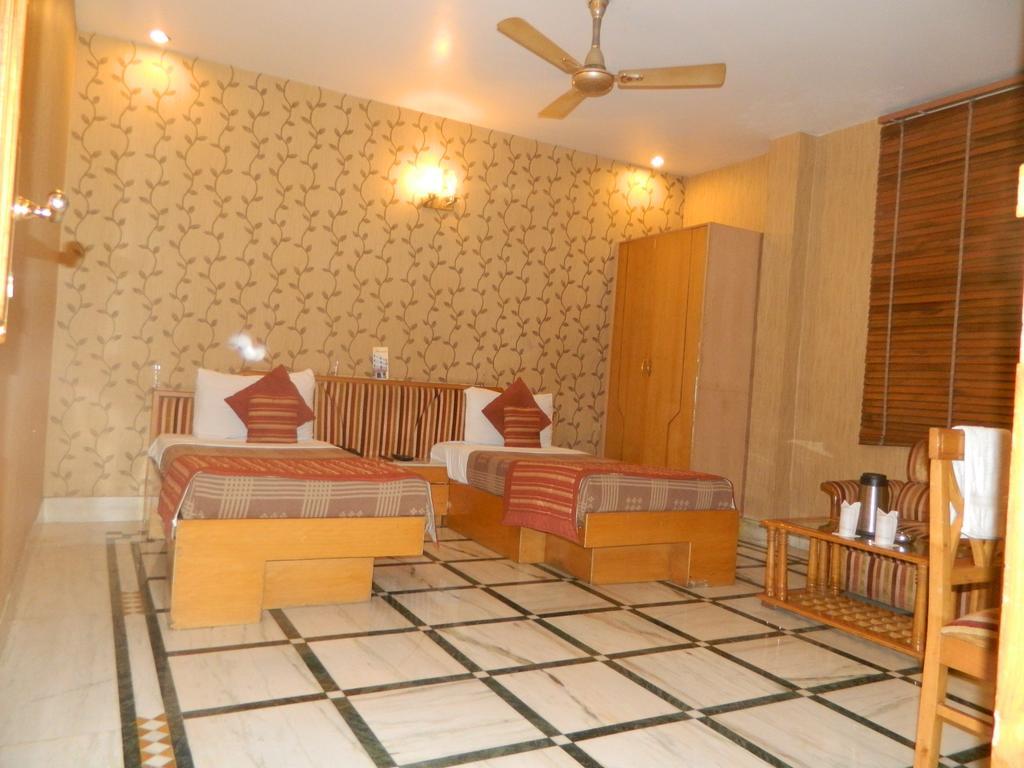 Hotel Singh International Дели Экстерьер фото